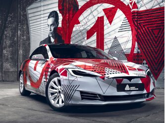 AD_PC_MPI1405-EARS_KEY_VISUAL_TESLA_WITH_logo8