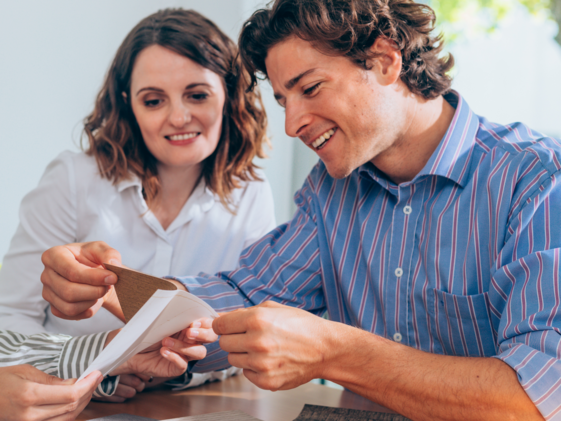 Frau und Mann im Beratungsgespräch