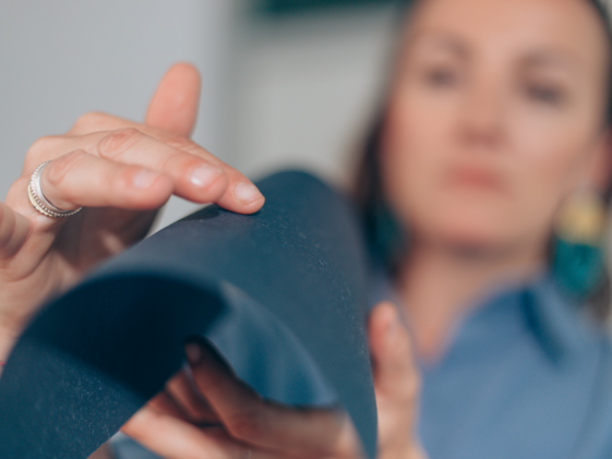 Frau fährt mit Finger über Papierbogen