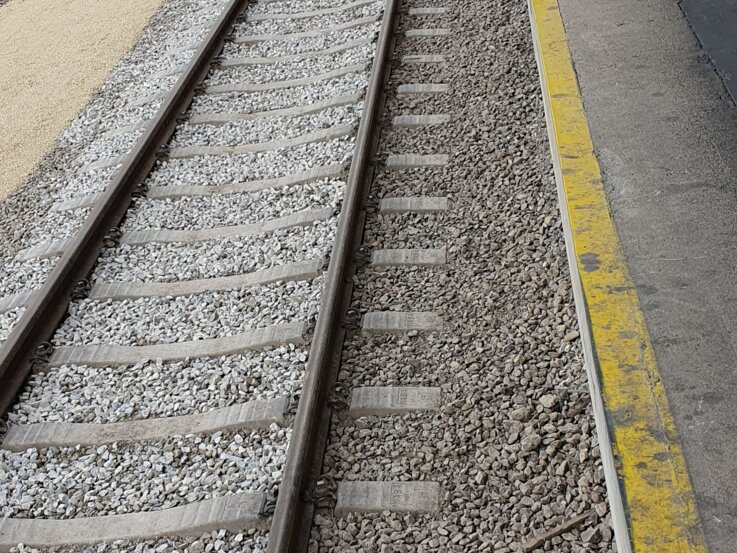 Bahngleis mit Bahnsteig